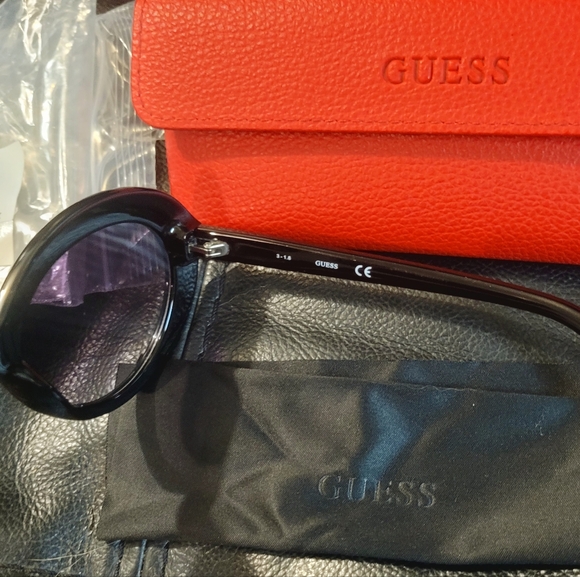 Brand new Guess sunglasses full inclusion - Picture 5 of 5